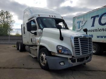  Salvage Freightliner Cascadia 1