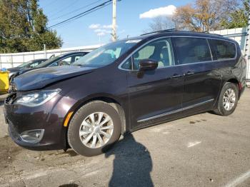  Salvage Chrysler Pacifica