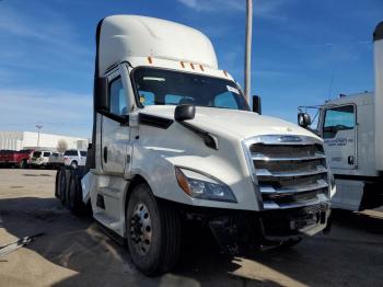  Salvage Freightliner Cascadia 1