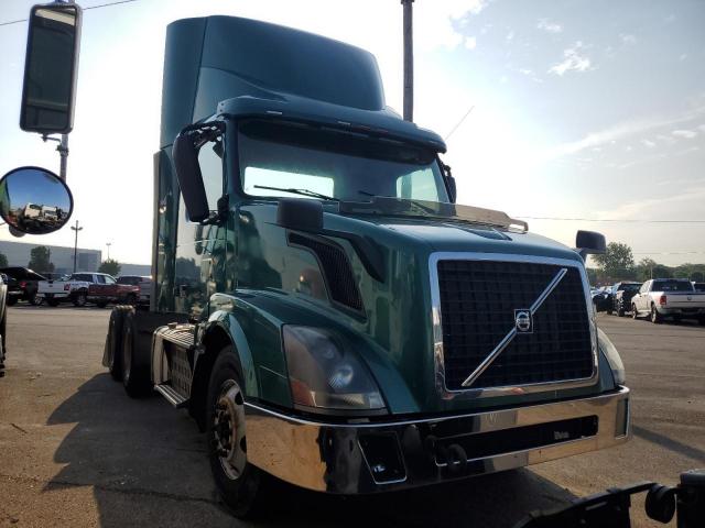  Salvage Volvo Vnl