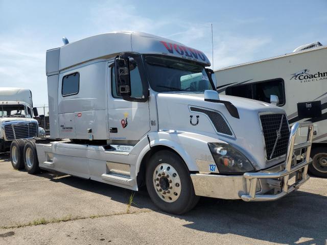  Salvage Volvo Vn