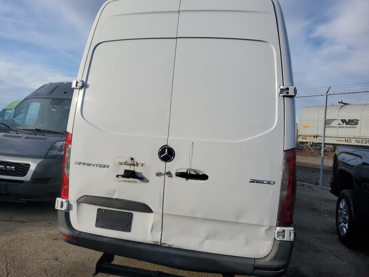 Mercedes-Benz Sprinter 2500 Image 2