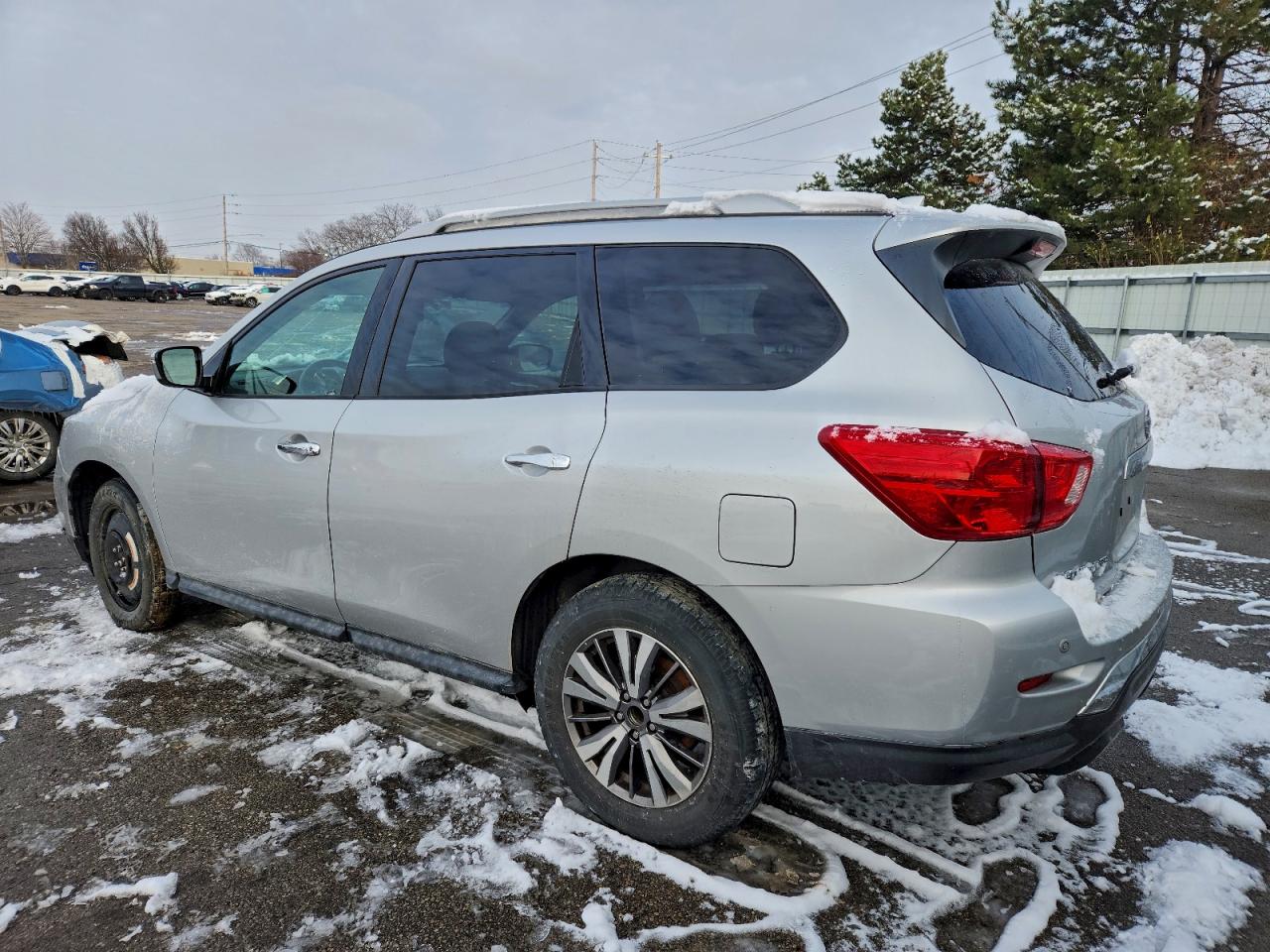 Nissan Pathfinder Sv Image 2