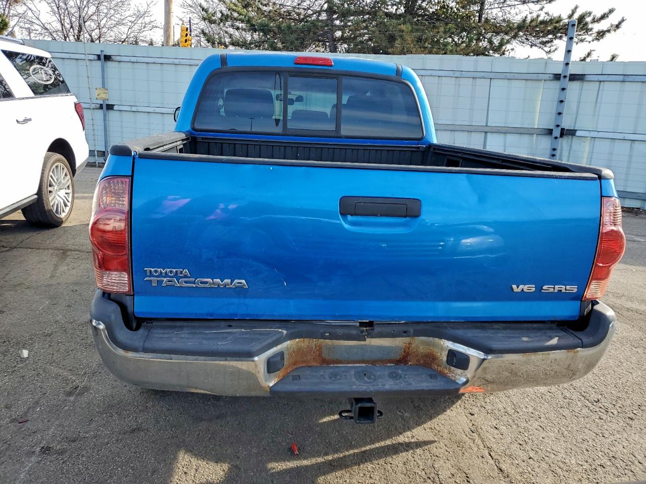 Toyota Tacoma Double Cab Image 12