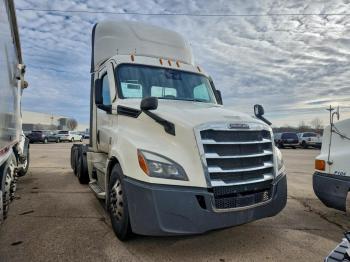  Salvage Freightliner Cascadia 1