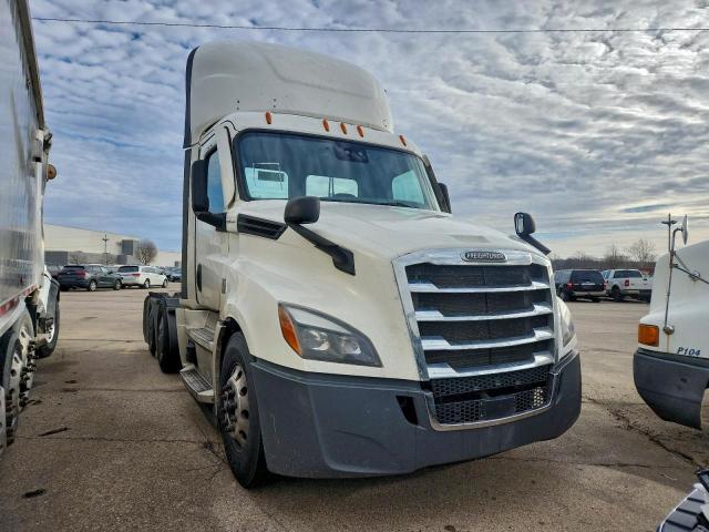  Salvage Freightliner Cascadia 1