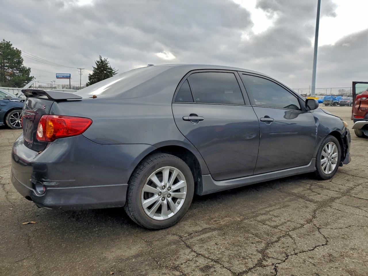 Toyota Corolla Base Image 11