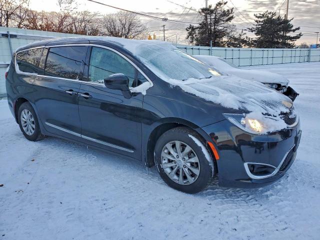 Chrysler Pacifica Touring L Image 3