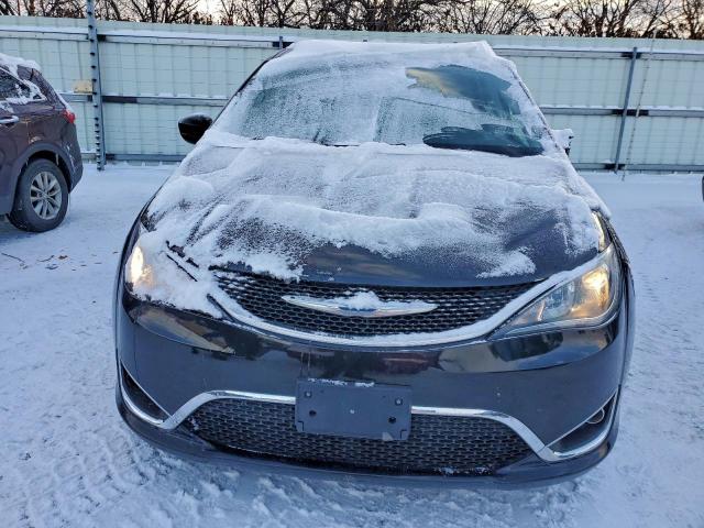 Chrysler Pacifica Touring L Image 4