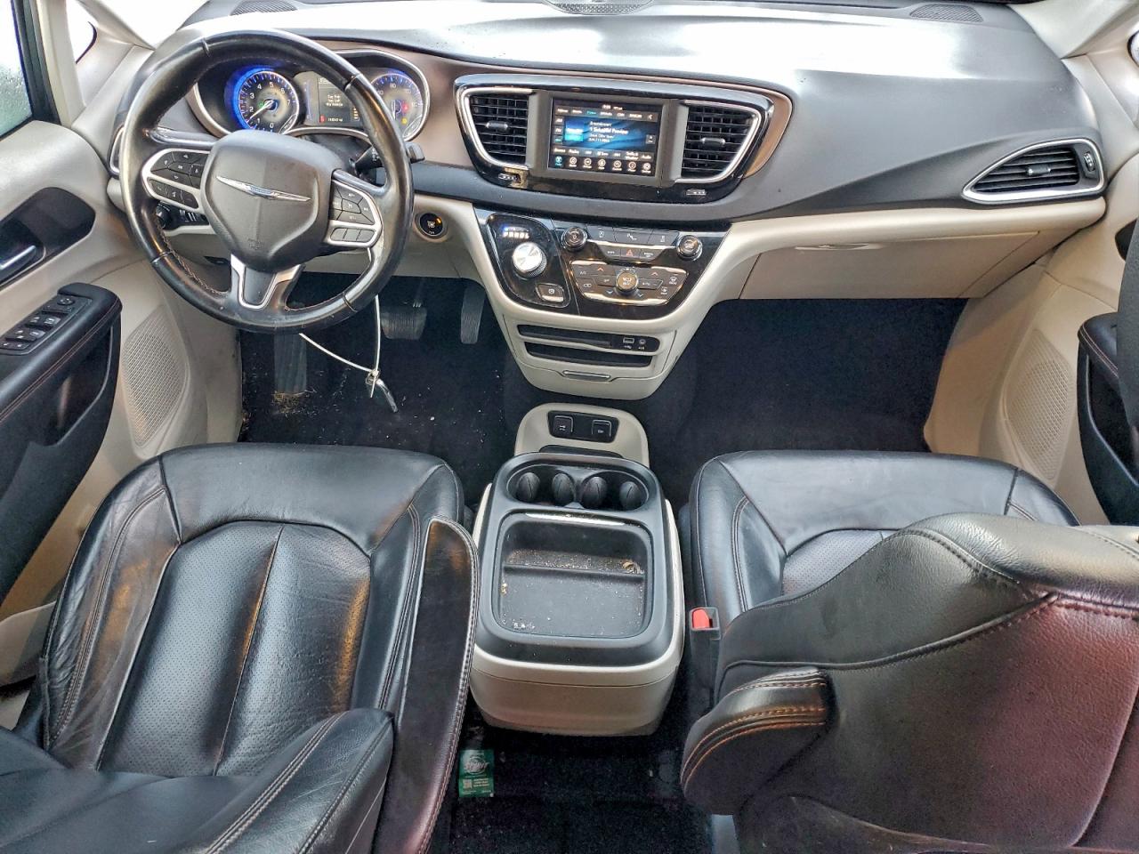 Chrysler Pacifica Touring L Image 11