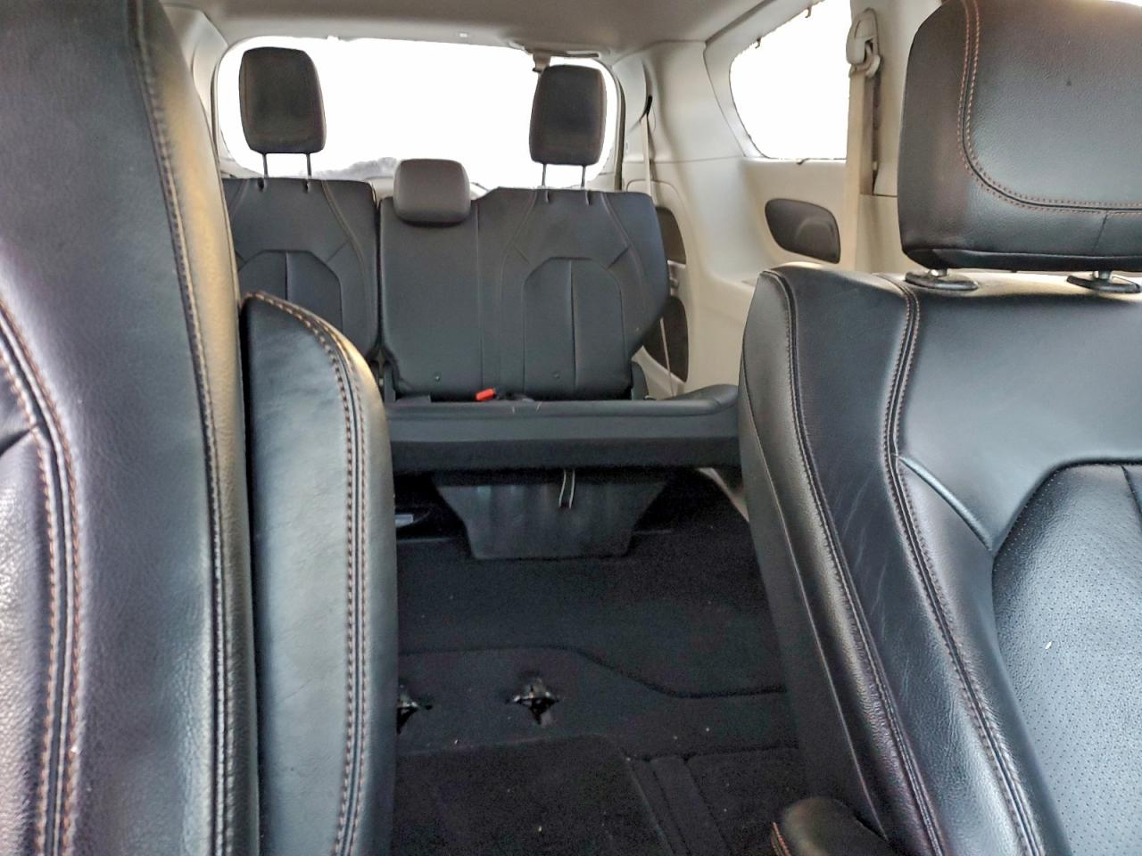 Chrysler Pacifica Touring L Image 6