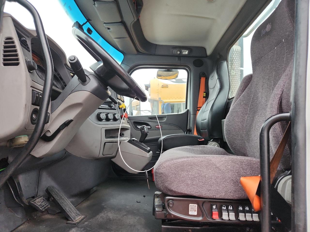 Peterbilt Tractor 579 Image 6