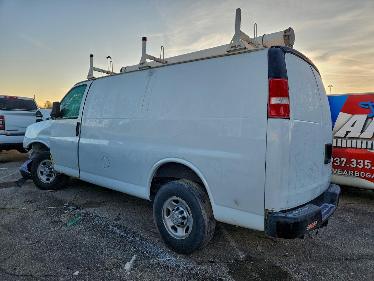 Chevrolet Express Image 2