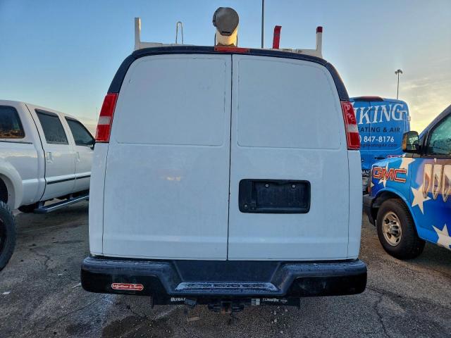 Chevrolet Express Image 3