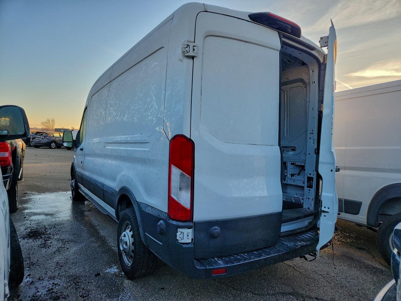 Ford Transit T-250 Image 5