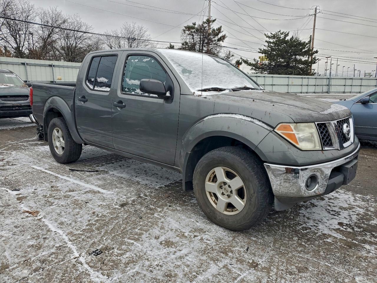 Nissan Frontier Crew Cab Le Image 3