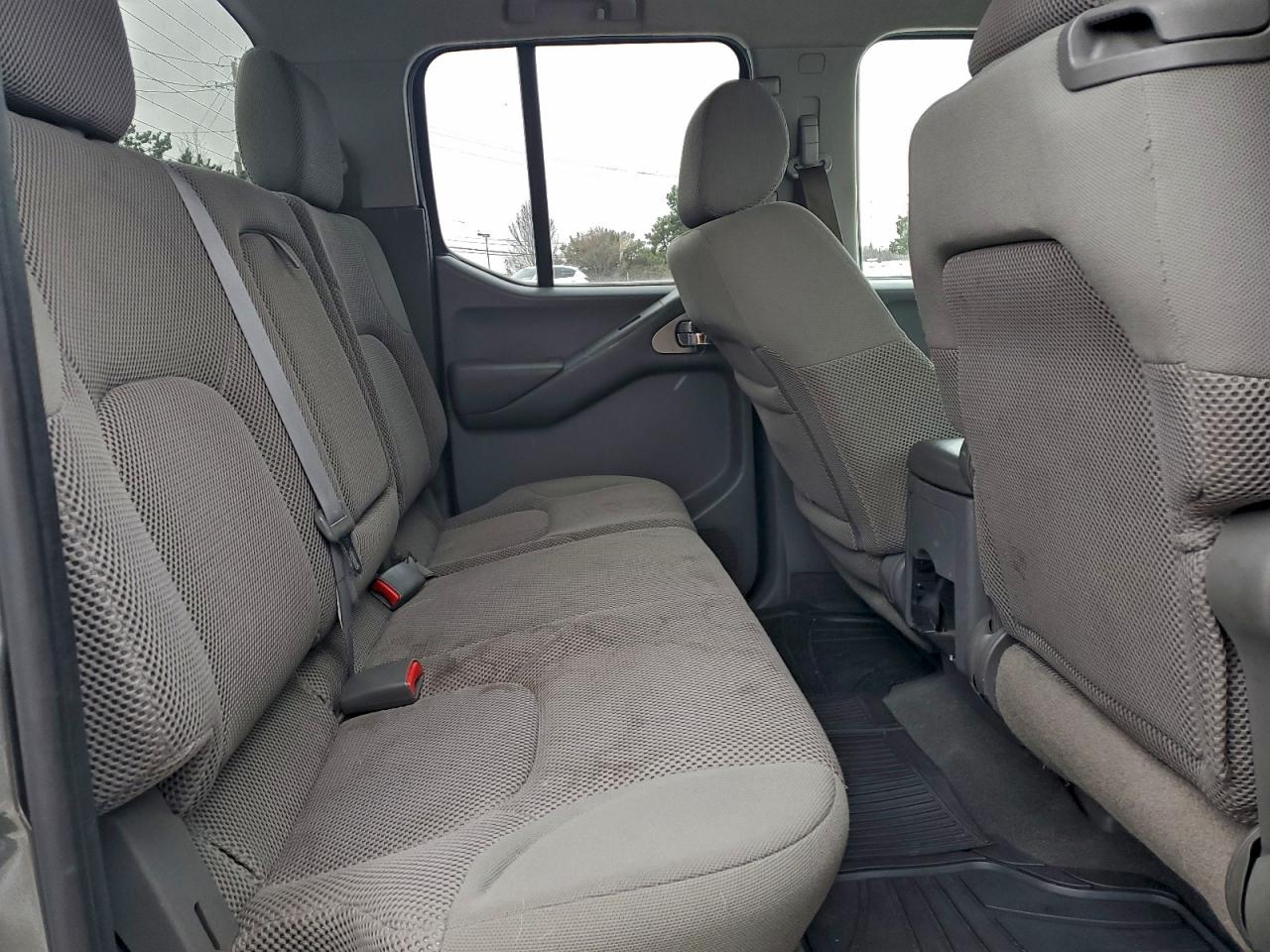 Nissan Frontier Crew Cab Le Image 10