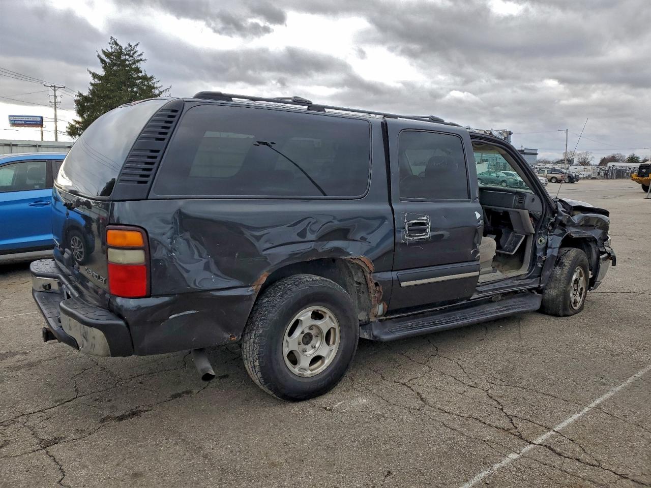 Chevrolet Suburban C1500 Image 2