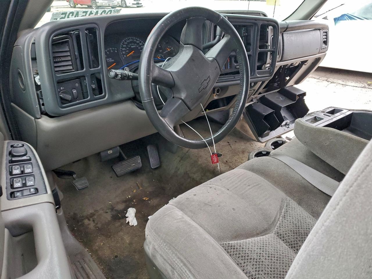 Chevrolet Suburban C1500 Image 6