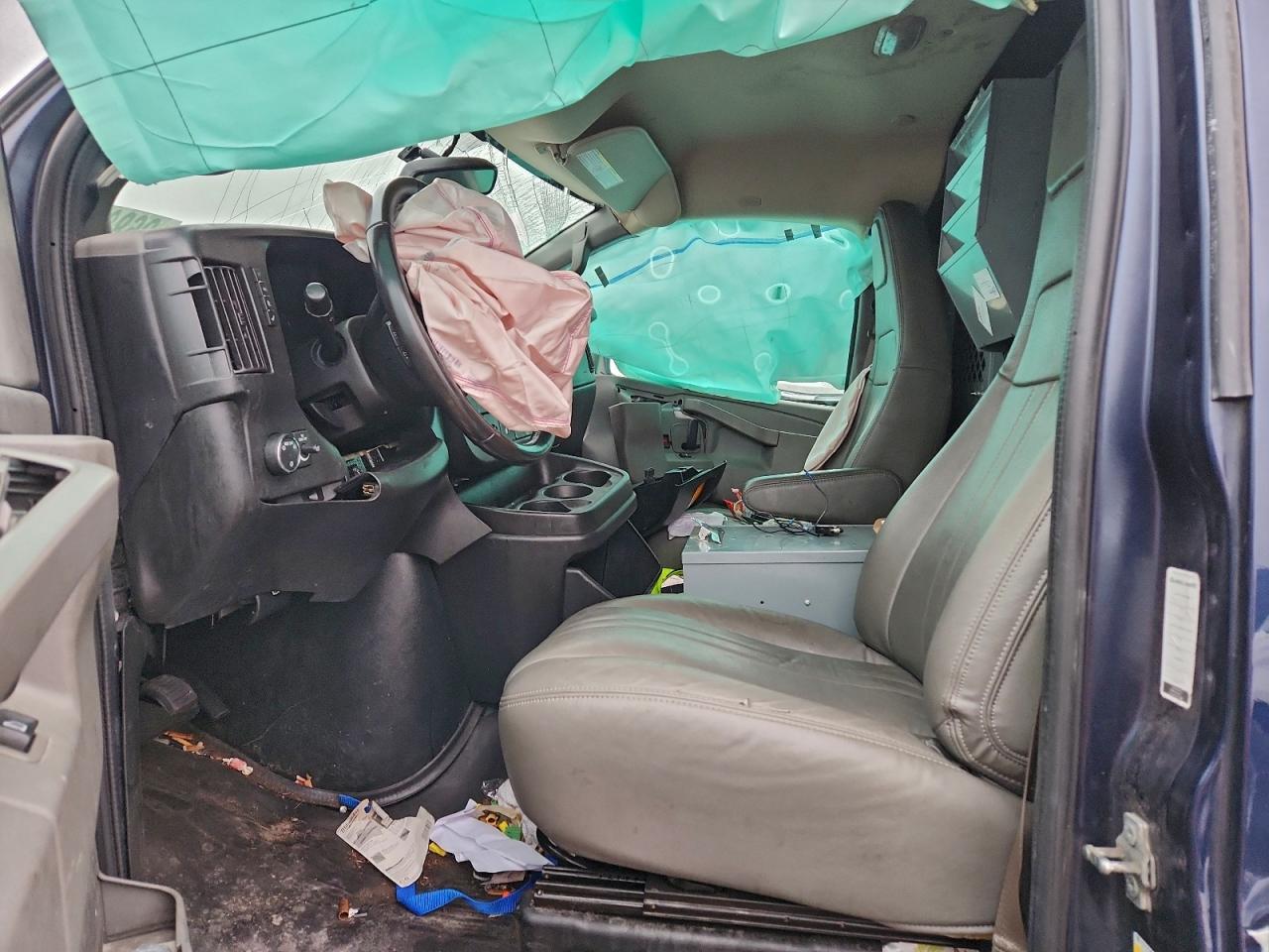 GMC Savana G3500 Image 8