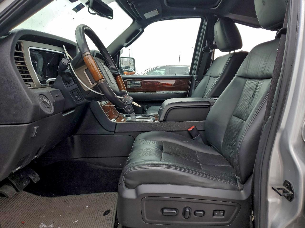 Lincoln Navigator Image 8