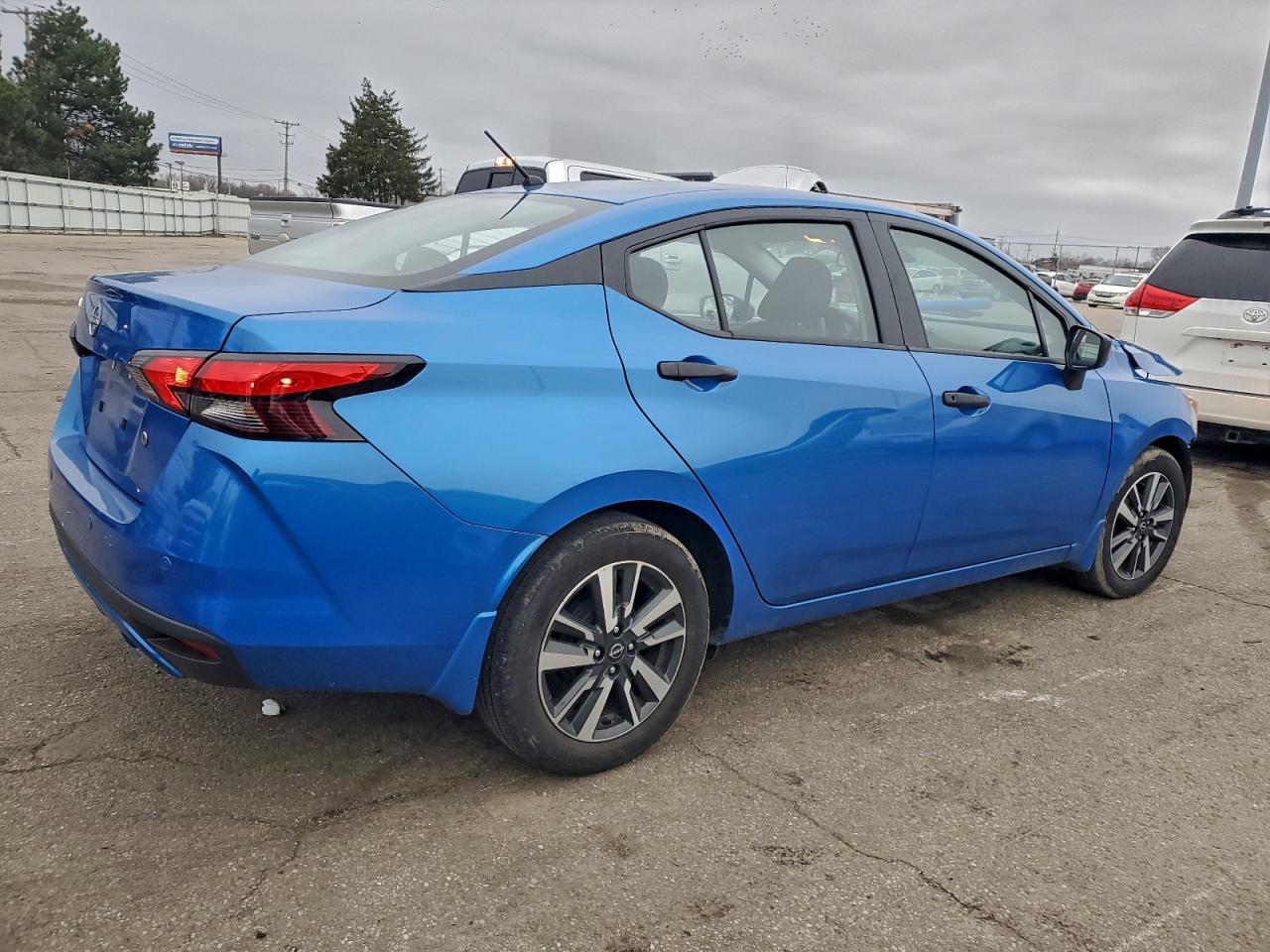 Nissan Versa S Image 2