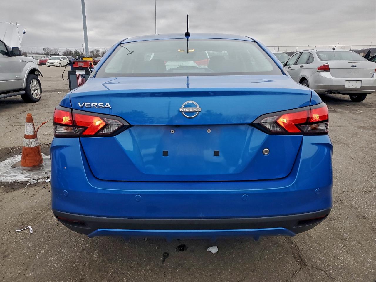 Nissan Versa S Image 6