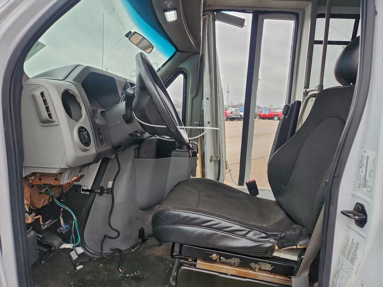 Ford Econoline E350 Super Duty Cutaway Van Image 5