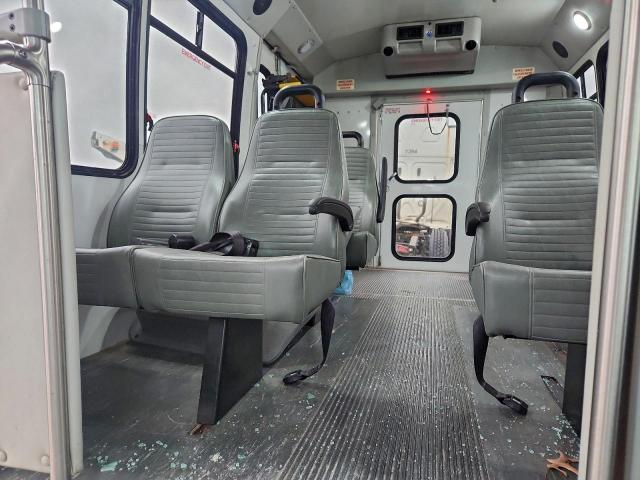 Ford Econoline E350 Super Duty Cutaway Van Image 9