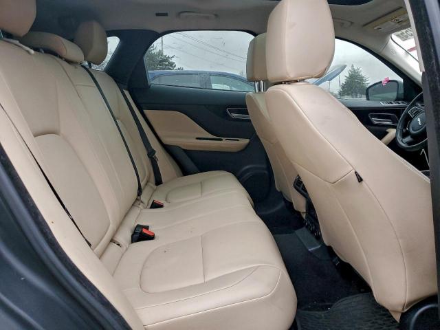 Jaguar F-PACE Premium Image 11