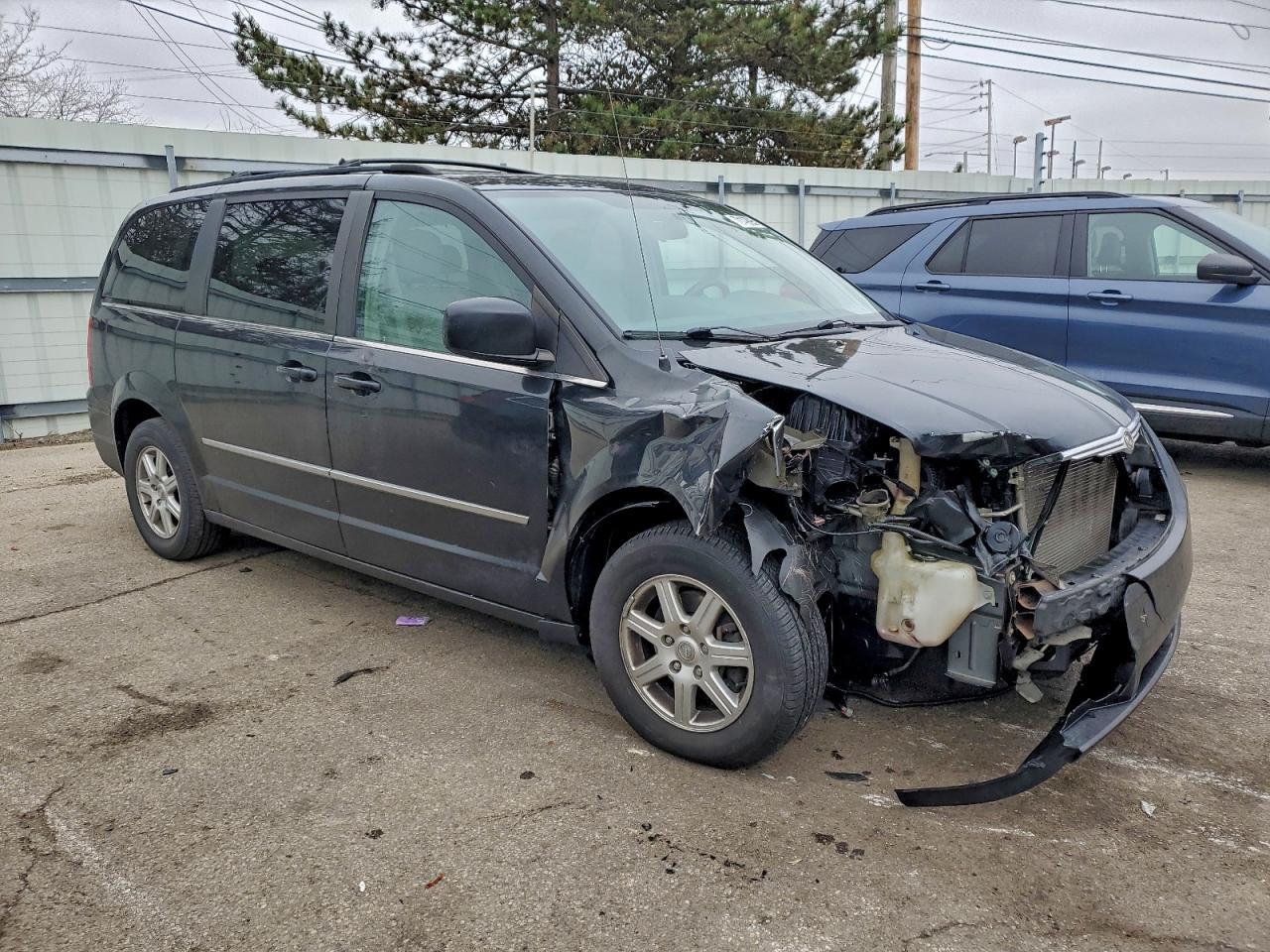 Chrysler Minivan Touring Image 9