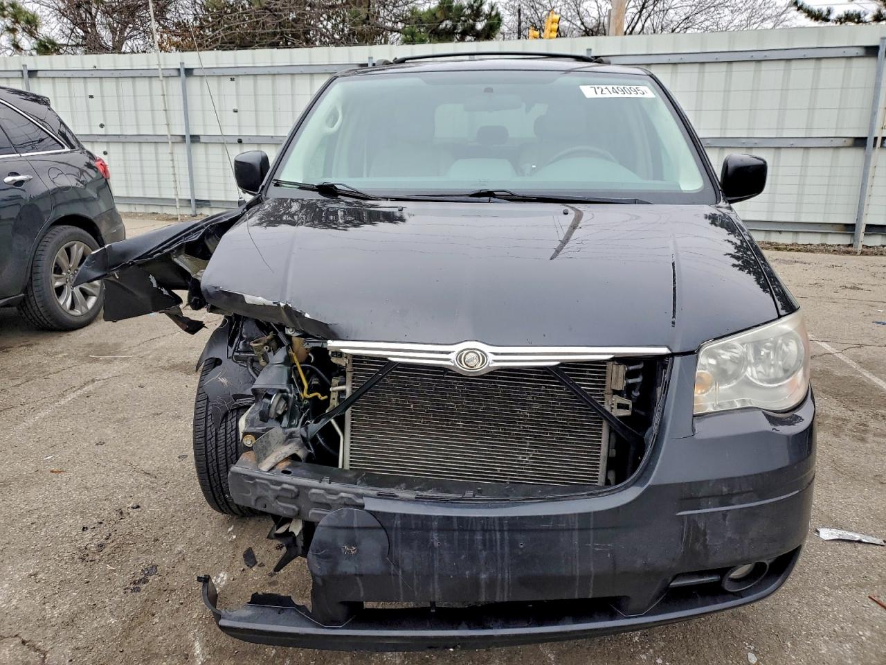 Chrysler Minivan Touring Image 6