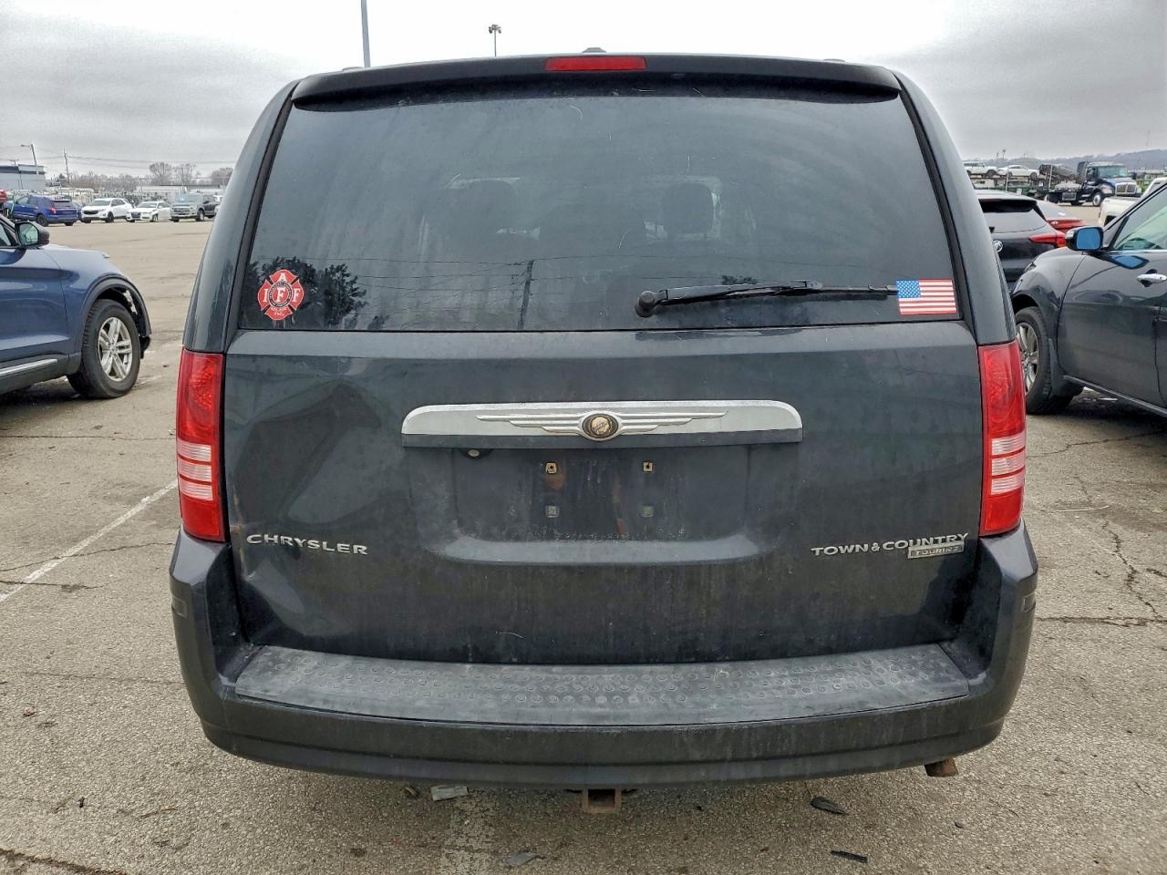 Chrysler Minivan Touring Image 7