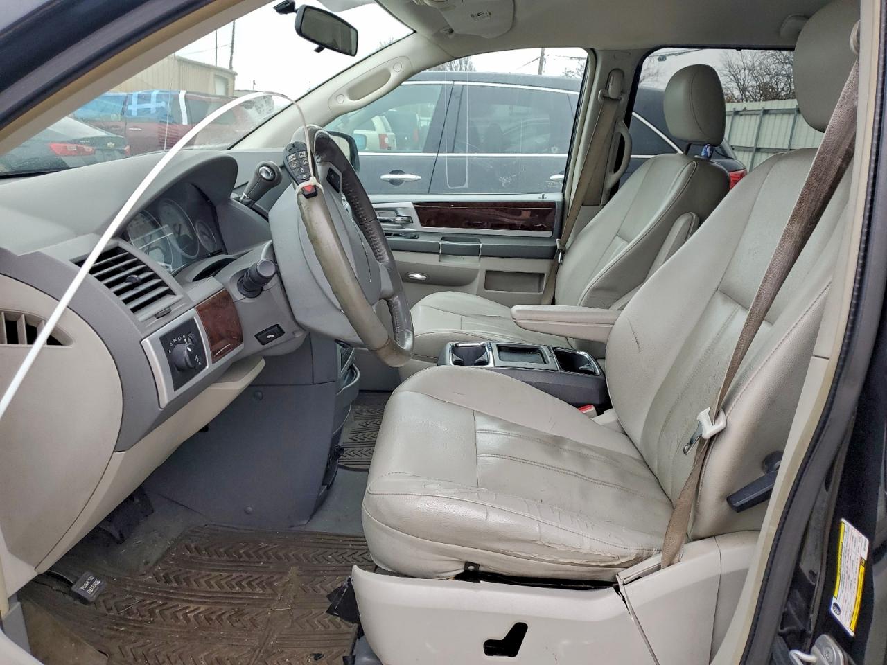 Chrysler Minivan Touring Image 10