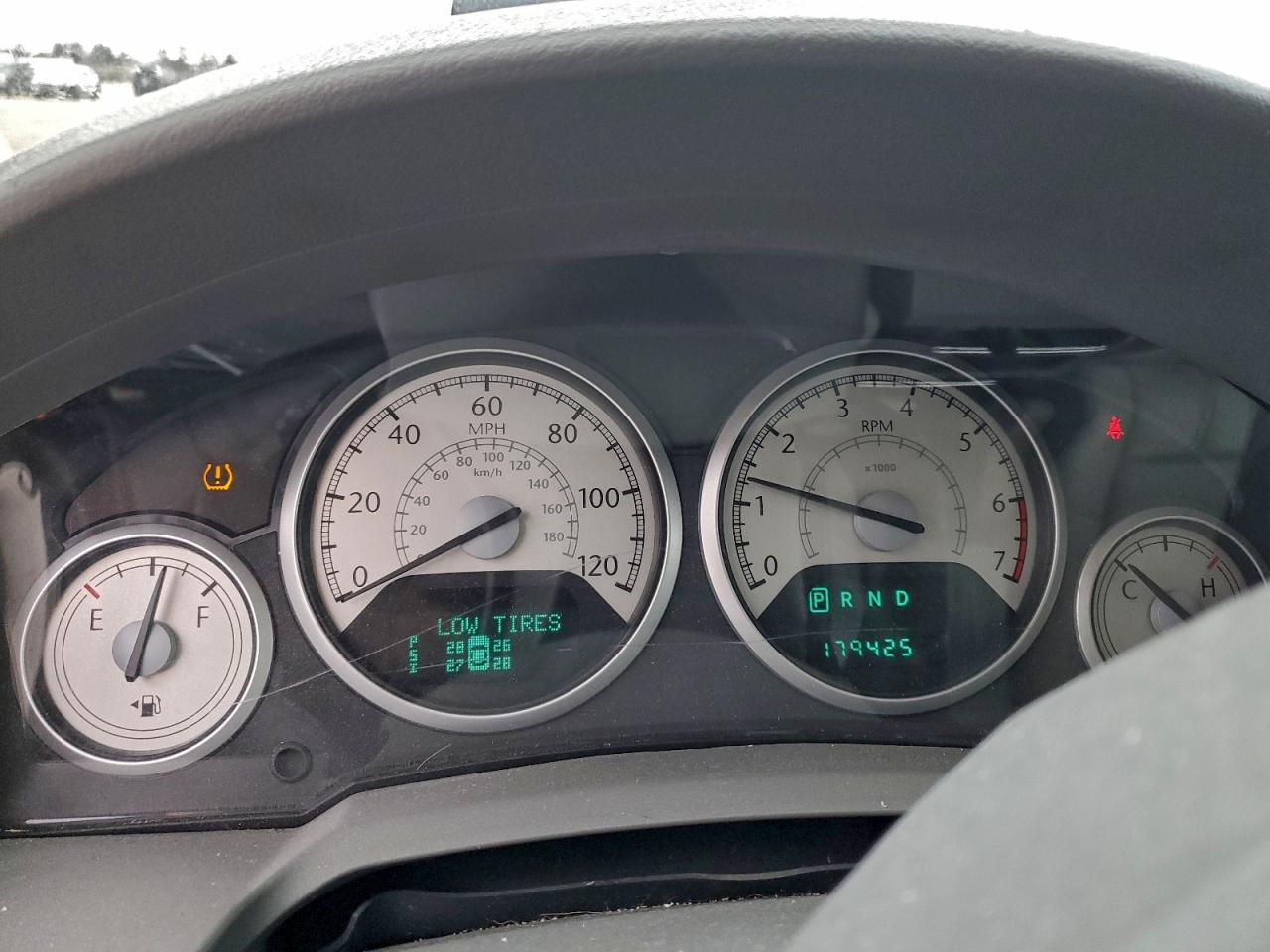 Chrysler Minivan Touring Image 2