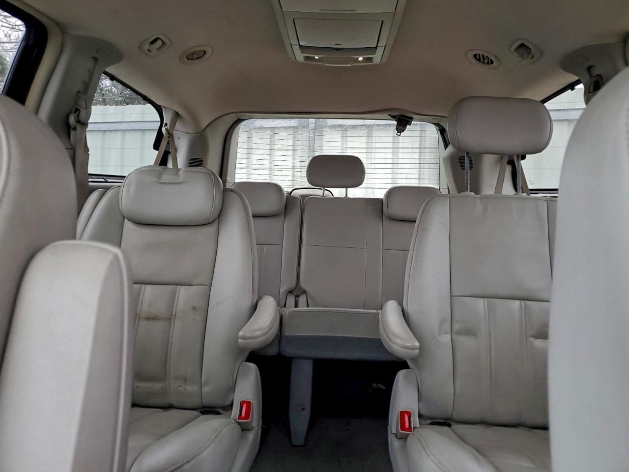Chrysler Minivan Touring Image 5