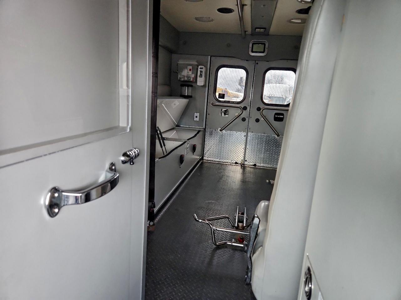 Chevrolet Express Image 6