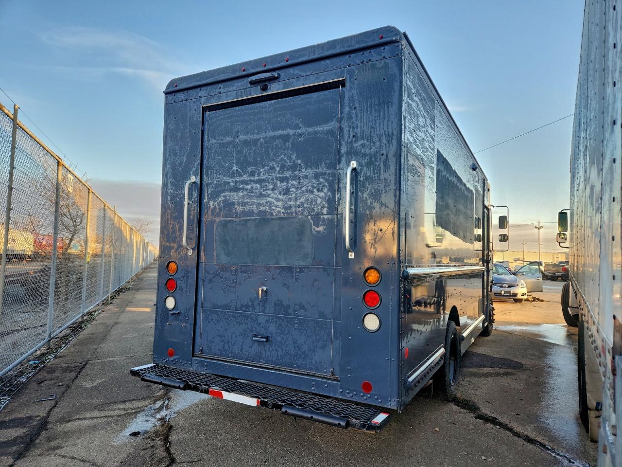 Freightliner Chassis M M Line Walk-in Van Image 2